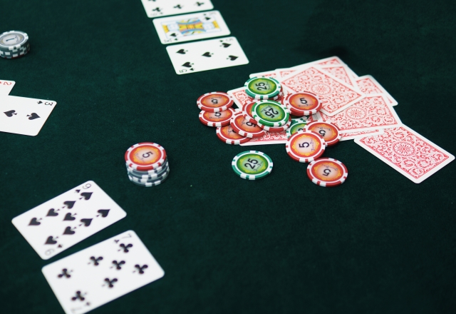 カジノの中でも上級者向けのポーカーの基本的なルールについて紹介